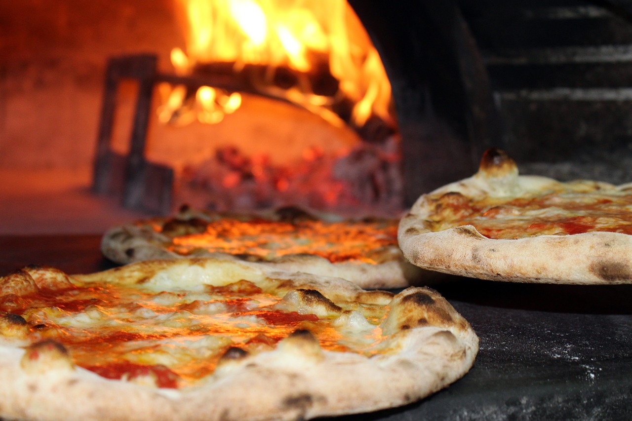 Pizza cotta nel forno a legna - Pizza gebakken in een houtoven