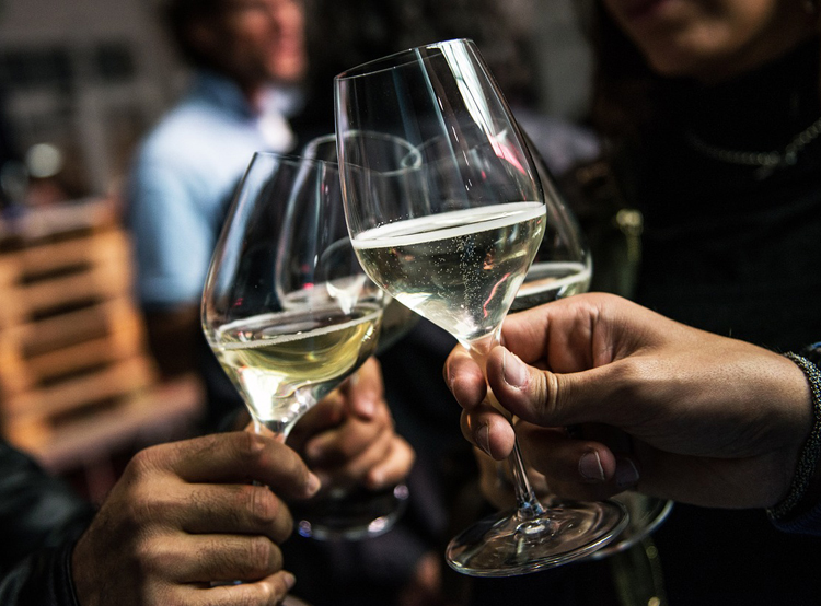Vino prosecco italiano brindisi
